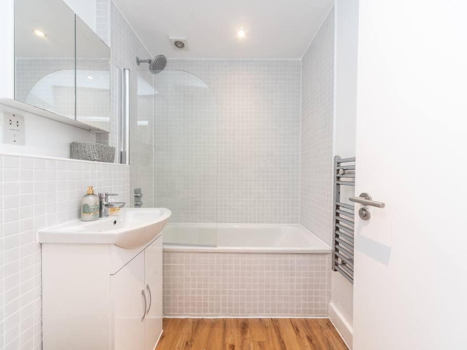 Bright & Modern 2-Bed Apartment In Vibrant East Лондон Екстер'єр фото